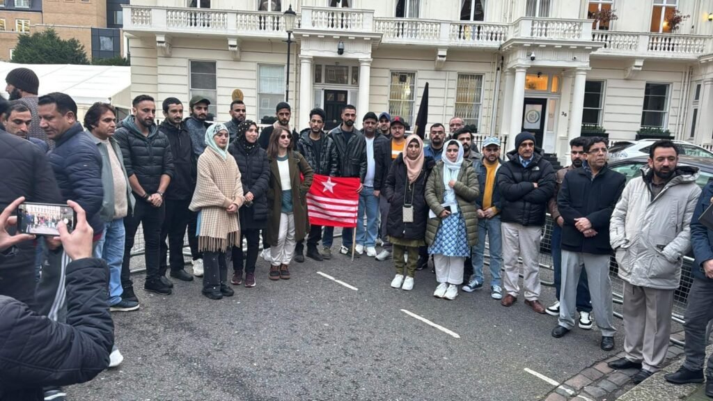 JSFM Chairman Sohail Abro Condemns Pakistan’s Actions, Supports PoJK’s Independence Struggle. 2 London: On February 5, 2025, the United Kashmir People’s National Party (UKPNP) organized a protest in front of the Pakistani High Commission, where Kashmiris observed “Black Day” against Pakistan. The protest saw special participation from the Chairman of Jeay Sindh Freedom Movement (JSFM), Mr. Sohail Abro.
Sohail Abro expressed solidarity with the Kashmiri people while exposing the state oppression and atrocities inflicted by Pakistan on Sindh and other oppressed nations. In his address, he emphasized the need for oppressed nations like Kashmir and Sindh to unite in their struggle for rights and freedom.